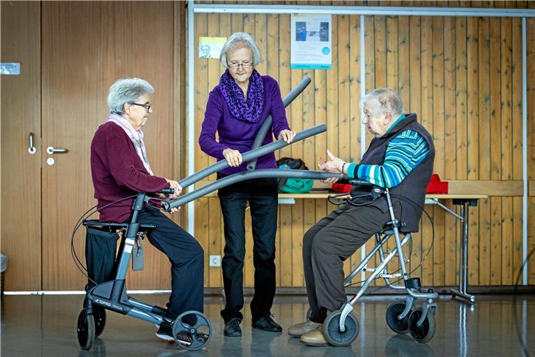 Gudrun Emmert (Mitte) mit zwei Kursteilnehmerinnen. Das Training lässt sich gut absolvieren und macht Spaß. Foto: Alexander Becher