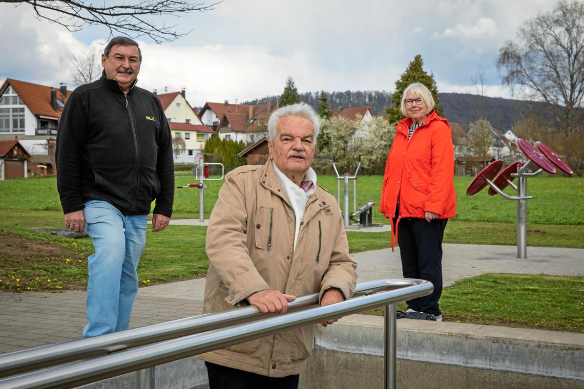 Gudrun Hanel, Werner Kraft und Karl-Heinz Pscheidl (von rechts) an den Sportgeräten bei der Auenwaldhalle. Foto: A. Becher