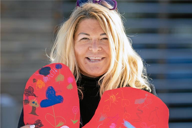 Gudrun Weichselgartner-Nopper mit einem Dankeschön-Herz des Kindergartens Schladminger Weg in Maubach für die Weihnachtsgeschenke des Backnanger Christkinds. Foto: A. Becher