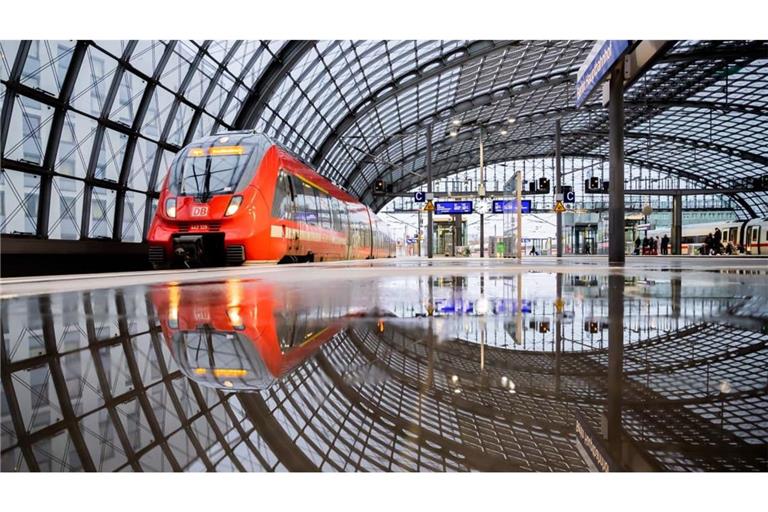 Günstig mit dem Regionalverkehr unterwegs, ohne sich Sorgen um das Ticket machen zu müssen - das verspricht das Deutschlandticket. Nun soll der Preis für das beliebte Ticket erneut steigen.
