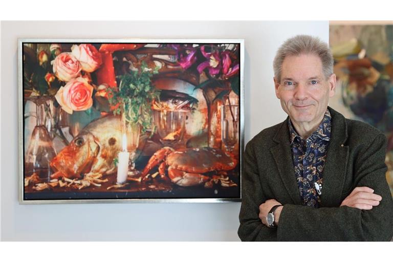 Günter Baumann mit einem Werk von Vera Mercer