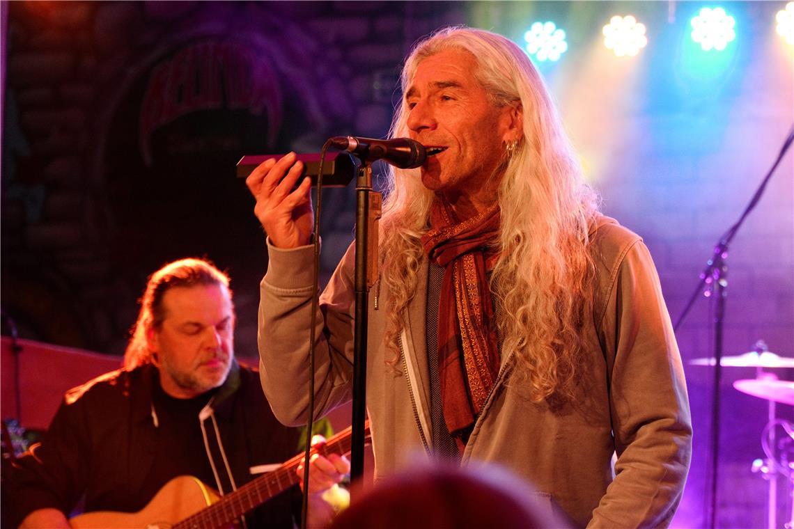 Ein musikalischer Weg in Schleifen Günter Deyhle, besser bekannt als Gitze, genießt die Zeit auf der Bühne, teilt das Rampenlicht aber noch lieber mit anderen Musikern. Auch den Besuchern der Belinda hat er gemeinsam mit anderen den Schwabenrock von Wolle Kriwanek und Co. nahegebracht. Fotos: Edgar Layher
