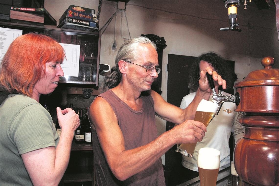 Günter Fritz und Bettina Fritz-Bartl standen über 25 Jahre am Zapfhahn. Foto: Edgar Layher