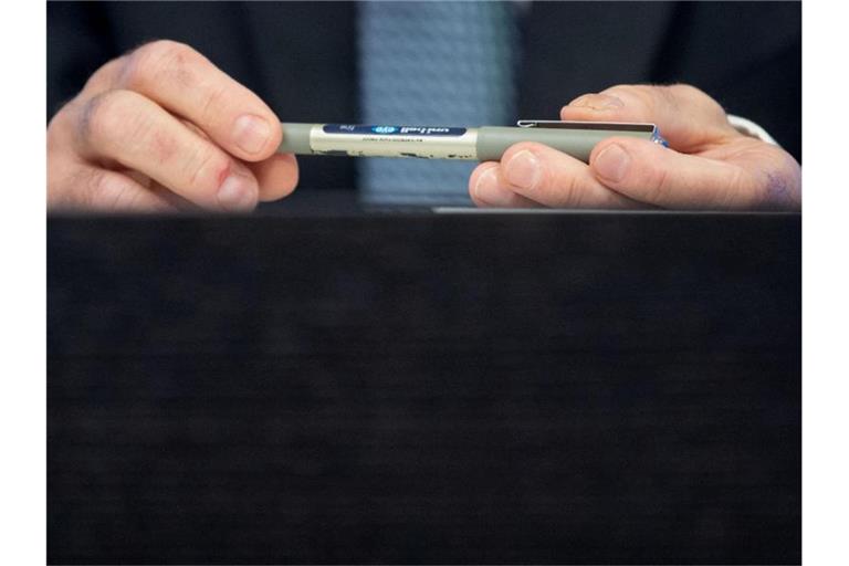 Günther Benz, Präsident des Landesrechnungshofes Baden-Württemberg, hält einen Stift in den Händen. Foto: Marijan Murat