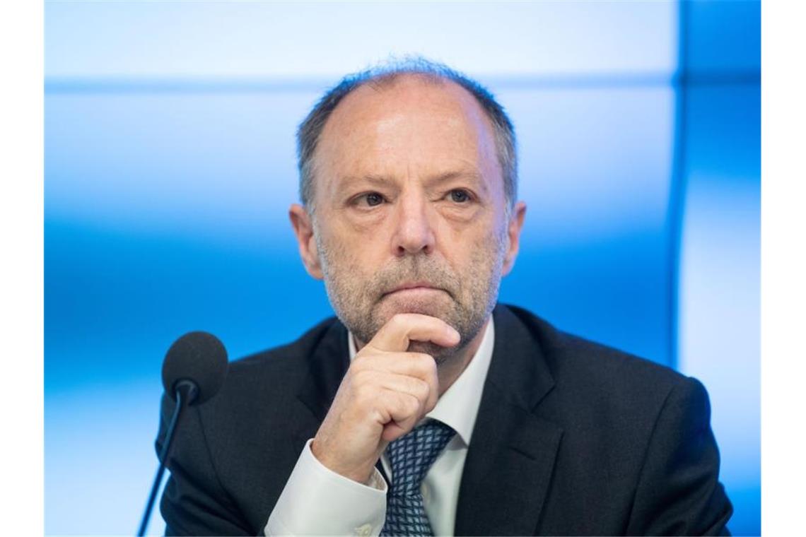 Günther Benz, Präsident des Landesrechnungshofes Baden-Württemberg, spricht zur Presse. Foto: Marijan Murat/dpa