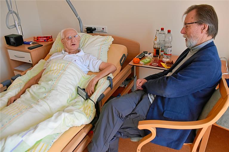 Günther Dretzke (links) hat seinen Frieden gefunden. Heinz Franke ist von dessen Willensleistung nachhaltig beeindruckt. Foto: Tobias Sellmaier