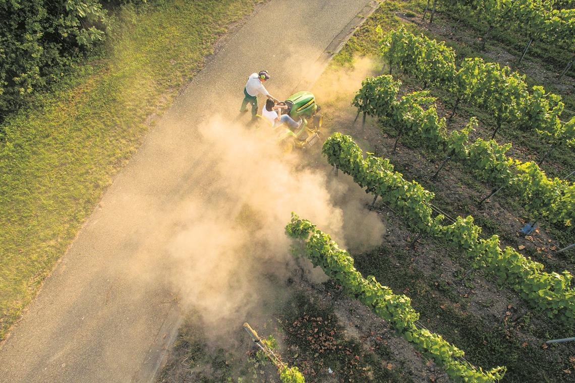 Günther Ferber hilft auf den ersten Metern, danach darf Silke Latzel alleine auf dem Rasenmäher durch den Weinberg sausen. Fotos: A. Becher