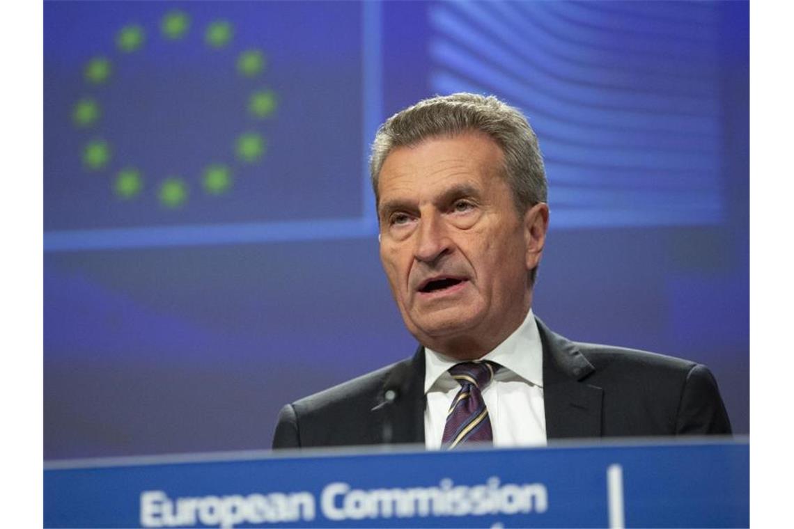 Günther Oettinger (CDU), der scheidende deutsche EU-Kommissar, auf einer Pressekonferenz. Foto: Virginia Mayo/AP/dpa