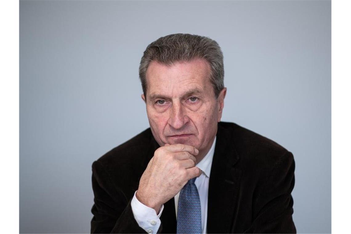 Günther Oettinger (CDU), ehemaliger EU-Kommissar, schaut in die Kamera. Foto: Sebastian Gollnow/dpa