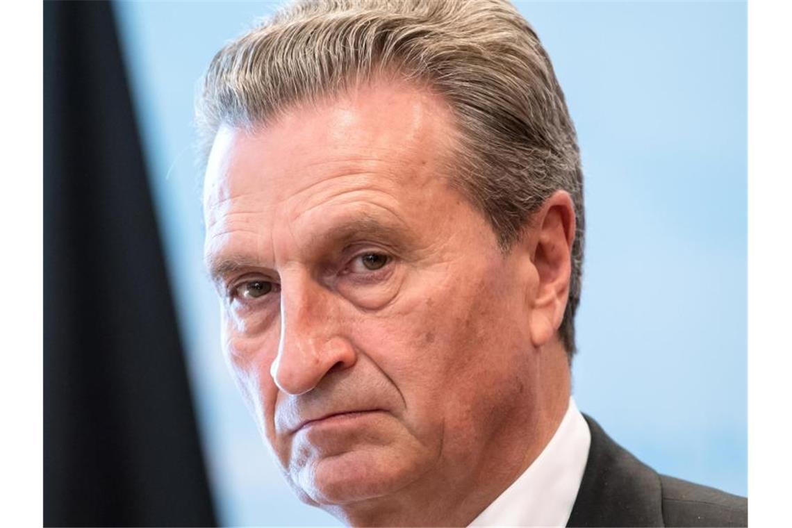 Günther Oettinger (CDU), schaut ernst in die Kamera. Foto: Sven Hoppe/dpa