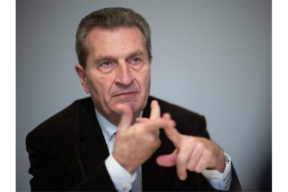 Günther Oettinger (CDU) spricht bei einem Interview. Foto: Sebastian Gollnow/dpa/Archivbild