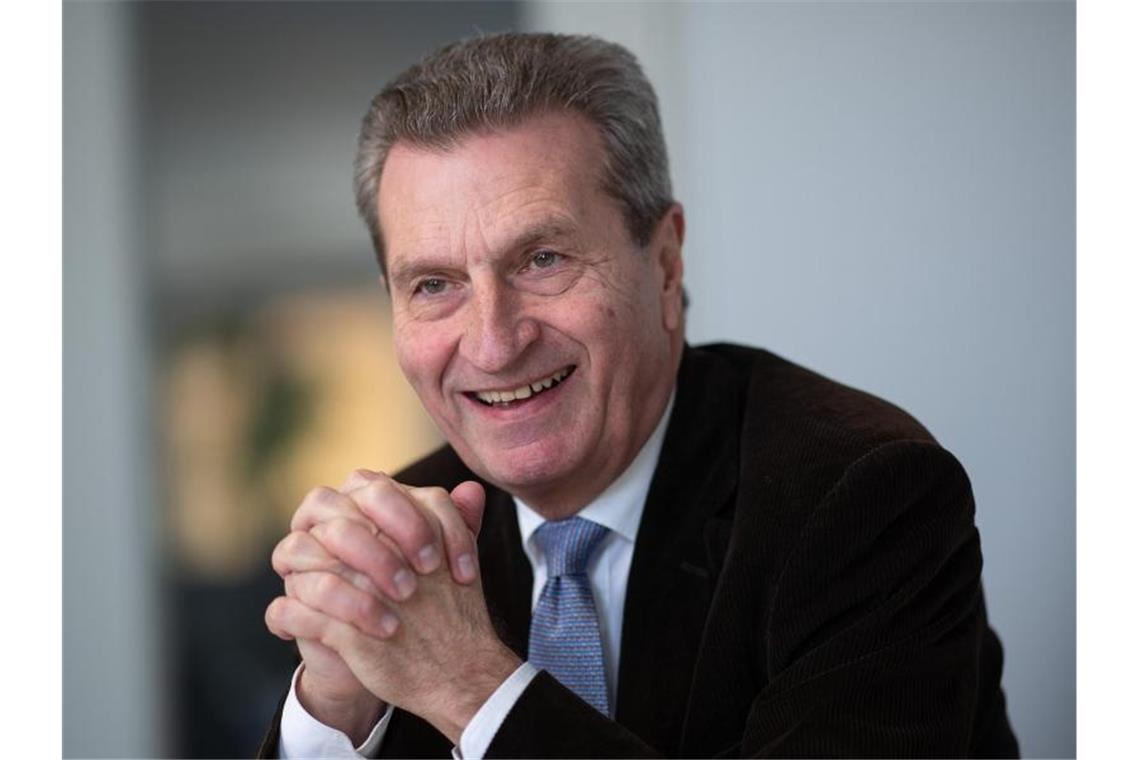 Günther Oettinger (CDU) spricht während eines Interviews. Foto: Sebastian Gollnow/dpa/Archivbild