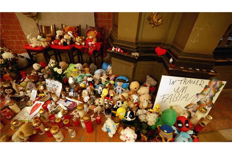 Güstrow: In der Marienkirche stehen Grablichter und Plüschtiere im Gedenken an den getöteten achtjährigen Fabian.