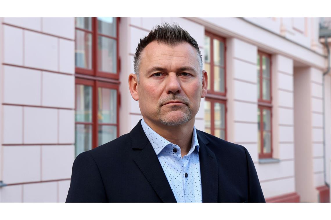 Güstrows Bürgermeister, Sascha Zimmermann (FDP), zeigt sich betroffen vom Vermisstenfall des achtjährigen Fabian.