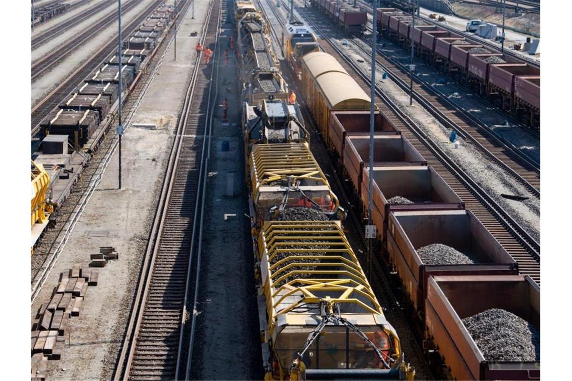 Güterzüge und ein Zug für die Untergrundsanierung von Bahnstrecken stehen auf den Gleisen am Rangierbahnhof München-Nord. Foto: Sven Hoppe/dpa