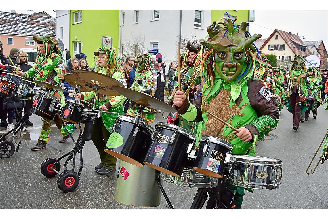 Guggenmusiker heizen sich selbst, den anderen Vereinen und dem Publikum lautstar...