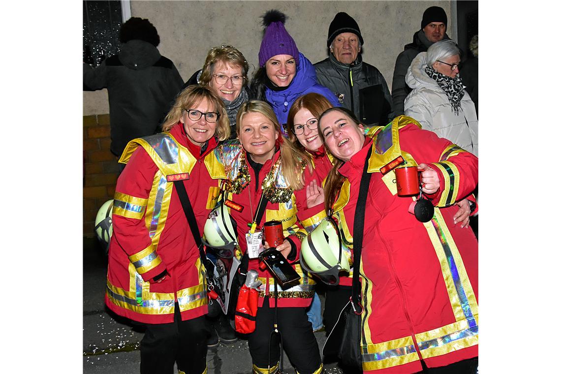 Guggenmusikerinnnen der Querköpf Winnenden. Nachtumzug der Schbiallomba-Schlotze...