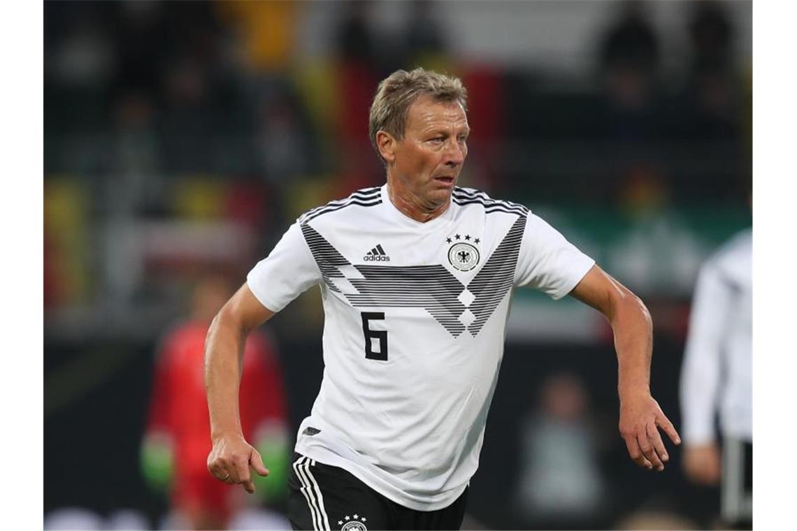 Buchwald nicht mehr Präsidentschaftskandidat beim VfB Guido Buchwald spielt den Ball. Foto: Daniel Karmann/dpa/Archivbild
