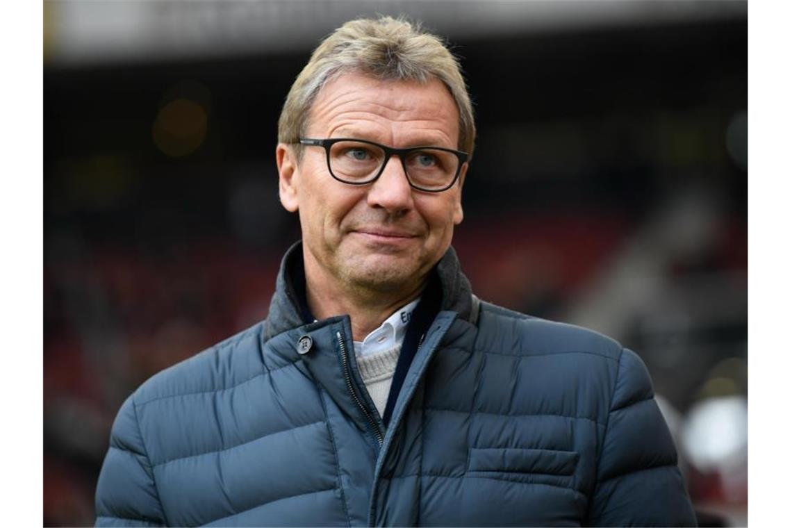 Guido Buchwald steht vor einem Spiel im Stadion. Foto: Tom Weller/dpa/Archivbild