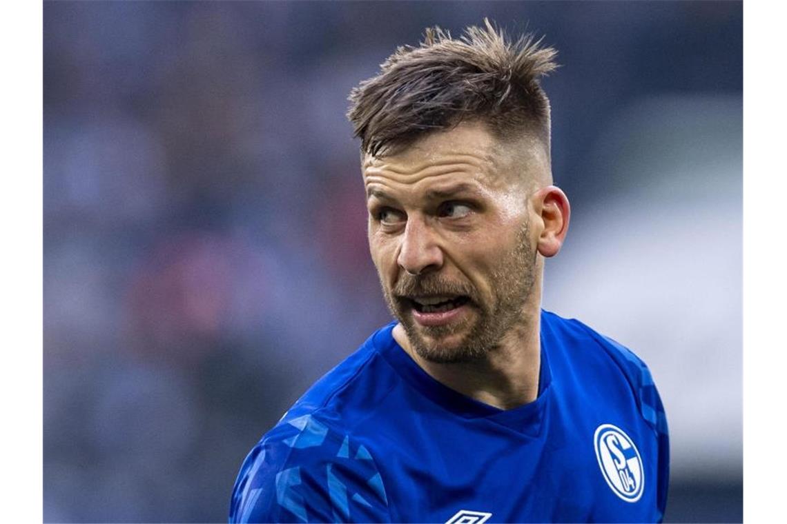 Guido Burgstaller, hier im Schalke-Trikot, schaut sich um. Foto: David Inderlied/dpa/Archiv