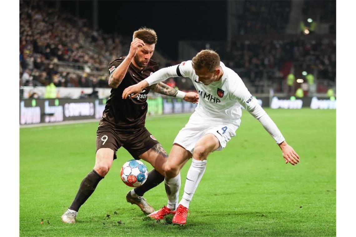 St. Pauli springt auf Platz eins - KSC souverän in Aue Guido Burgstaller (l) konnte mit St. Pauli wieder die Tabellenführung übernehmen. Foto: Christian Charisius/dpa