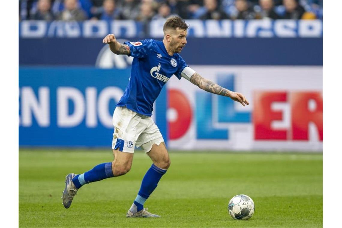 Guido Burgstaller läuft mit dem Ball am Fuß. Foto: David Inderlied/dpa/Archiv