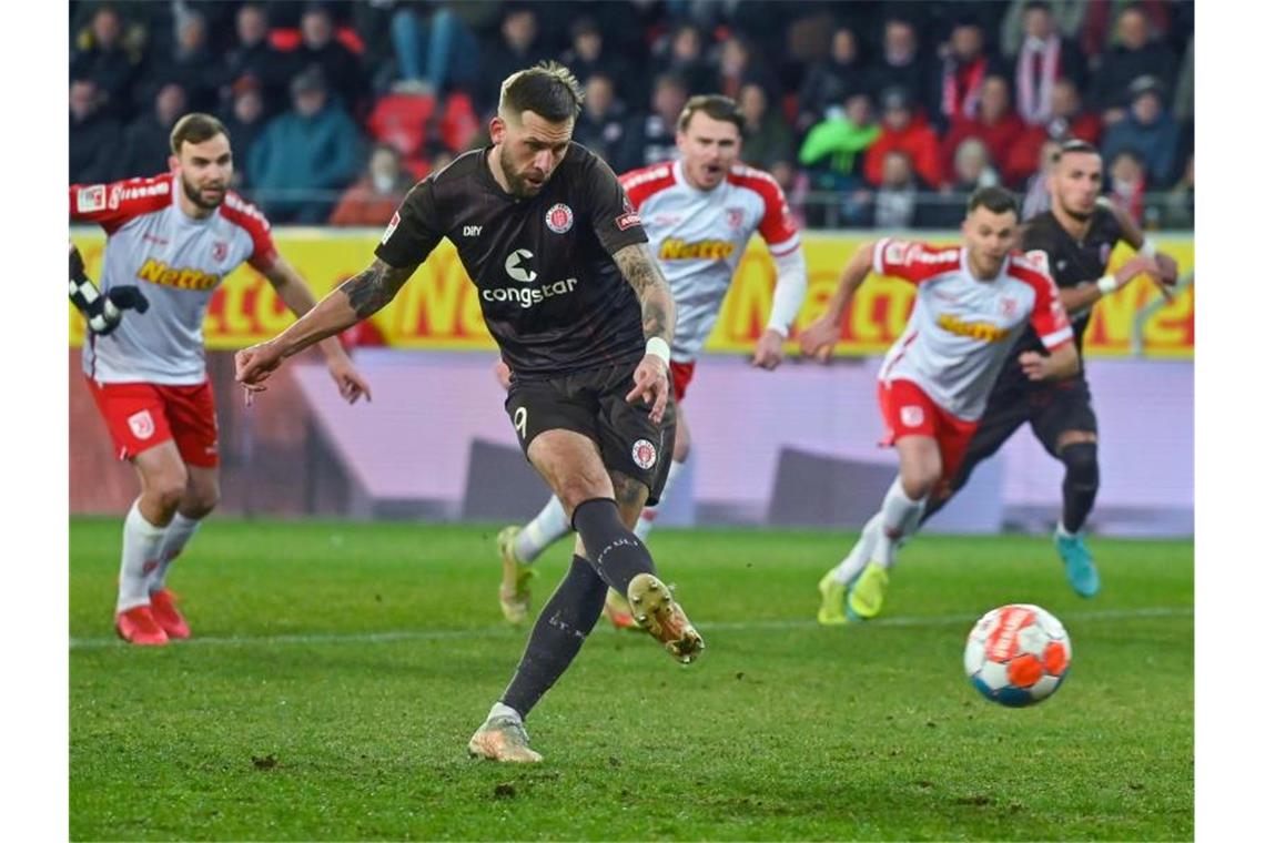 Darmstadt und Schalke patzen und helfen norddeutschen Clubs Guido Burgstaller von St. Pauli trifft mit einem Elfmeter zum 0:2 gegen Regensburg. Foto: Armin Weigel/dpa