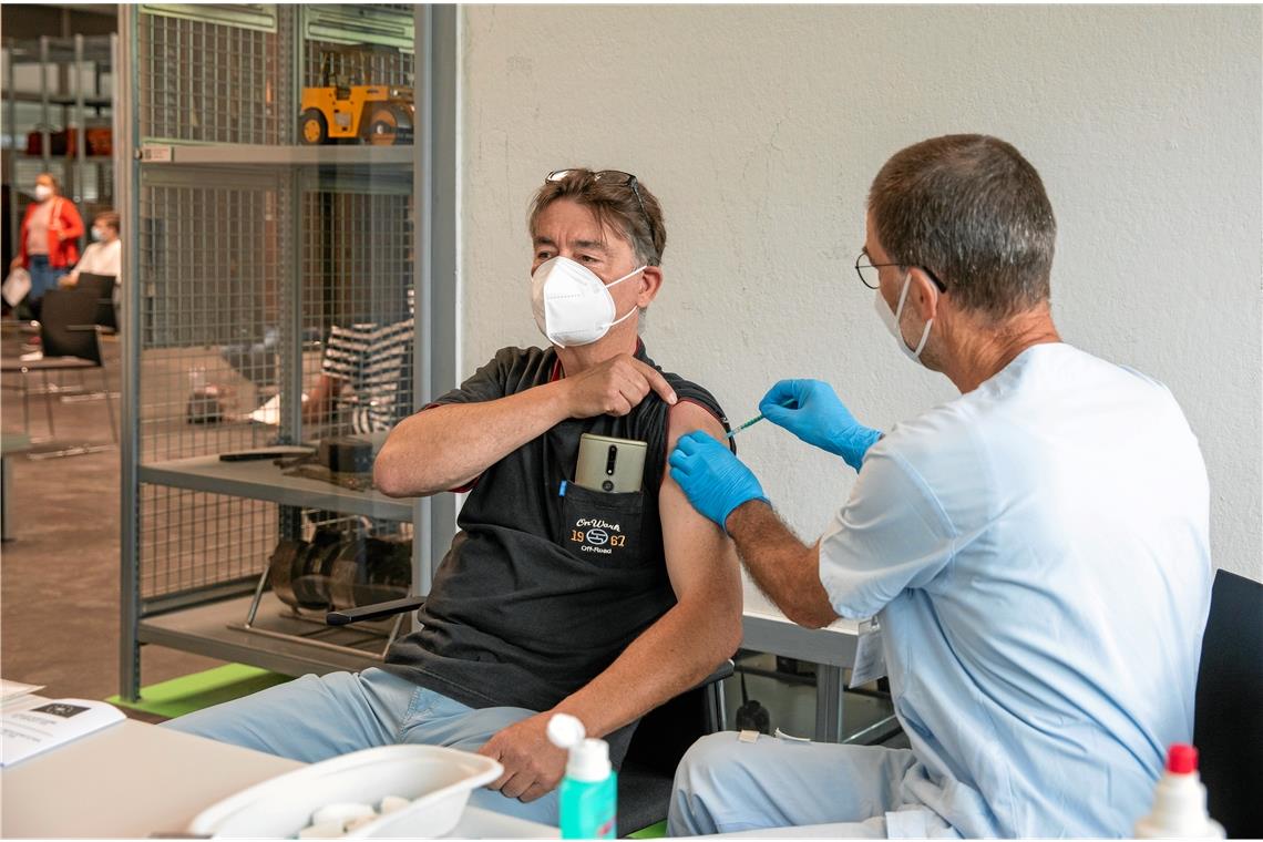 Guido Handel aus Kirchberg erhielt gestern seine Erstimpfung von Lothar Burkhardt vom mobilen Impfteam aus Stuttgart. Foto: A. Becher