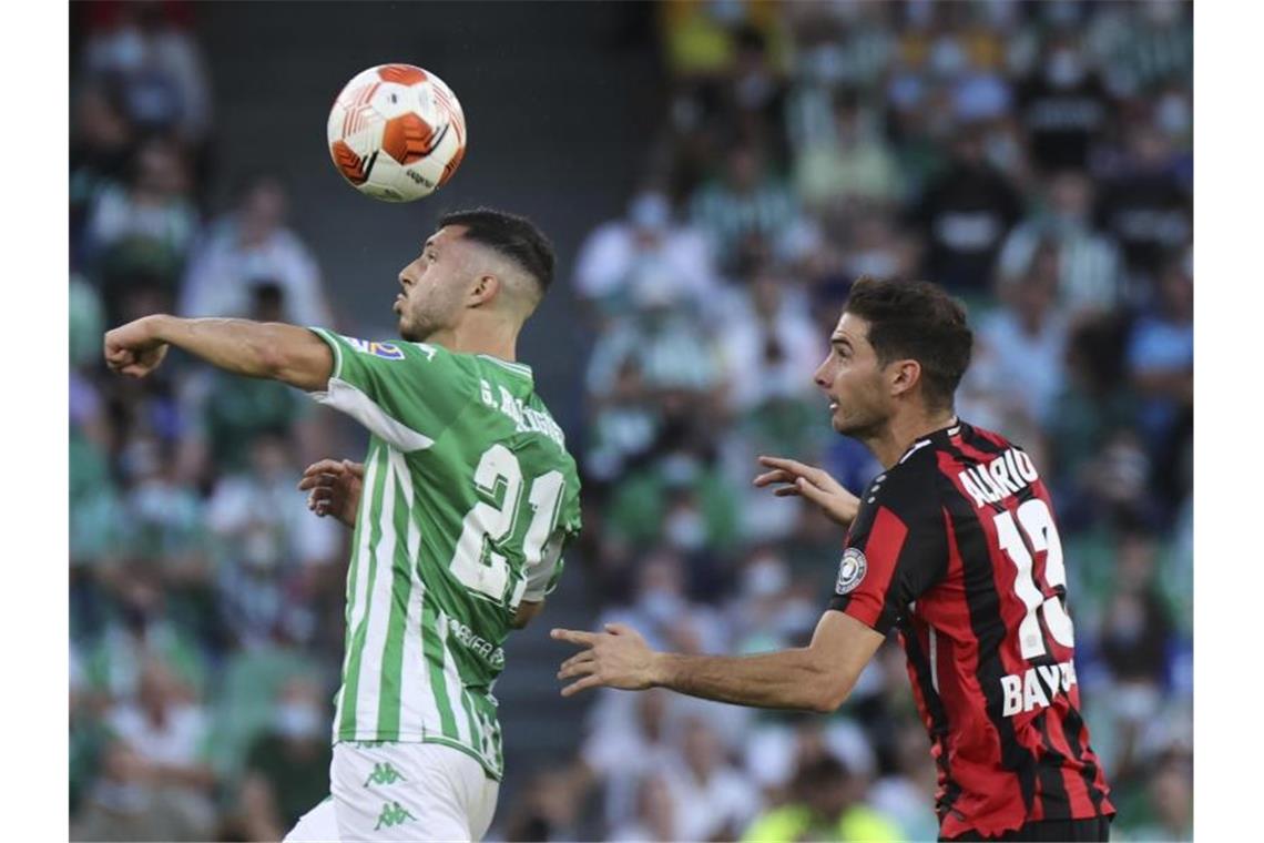 Guido Rodriguez (l) von Betis und Leverkusens Lucas Alario im Zweikampf. Foto: Jose Luis Contreras/AP/dpa/Archivbild