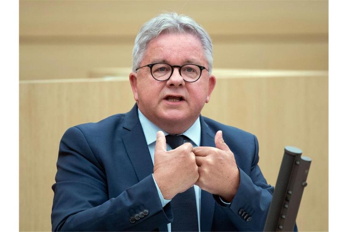 Gerichtsverfahren in Zeiten des Virus Guido Wolf (CDU), Justizminister von Baden-Württemberg, spricht während einer Plenarsitzung im Landtag. Foto: Marijan Murat/dpa/Archivbild