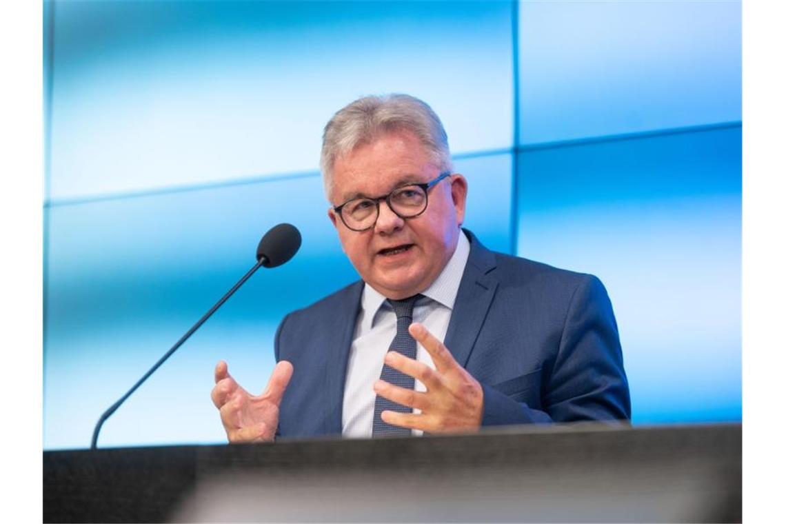 Wolf bewertet neues Gesetz gegen Hass und Hetze positiv Guido Wolf (CDU) nimmt an einer Pressekonferenz teil. Foto: Marijan Murat/dpa/Archivbild