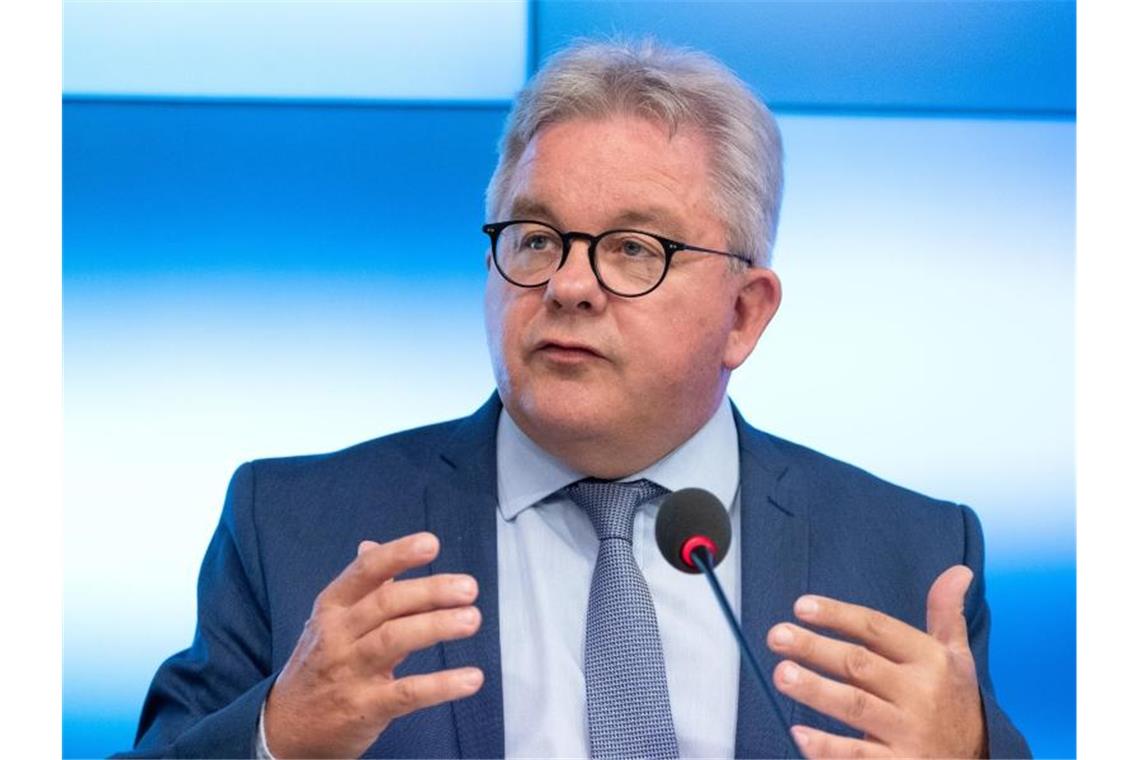 Wolf zu Paralleljustiz: „Baden-Württemberg ist nicht Berlin“ Guido Wolf (CDU) spricht und gestikuliert. Foto: Bernd Weißbrod/Bernd