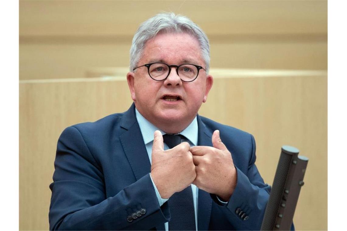 Wolf geißelt Verbreitung von Bildern der Schwertattacke Guido Wolf (CDU) spricht während einer Plenarsitzung im Landtag von Baden-Württemberg. Foto: Marijan Murat/Archivbild