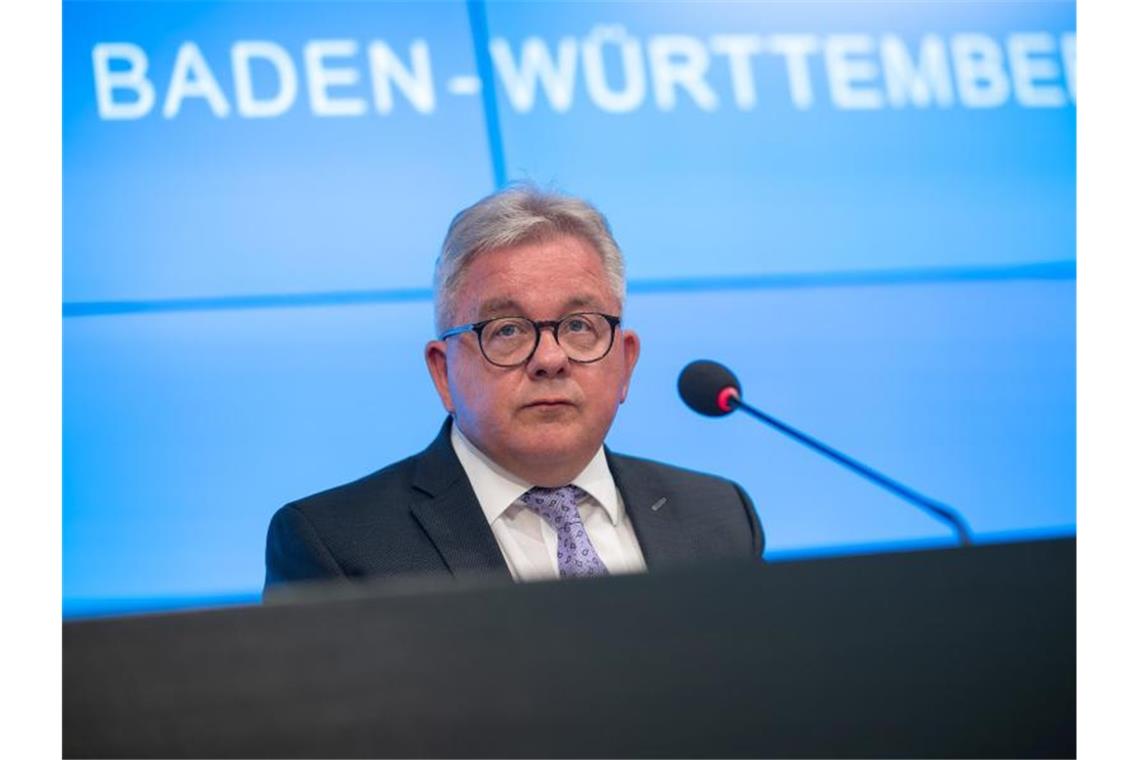 Neue Wirtschaftskammern für internationale Streitfälle Guido Wolf (CDU) spricht während einer Pressekonferenz. Foto: Sebastian Gollnow/dpa/Archivbild