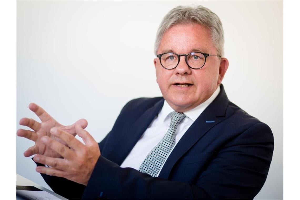 Guido Wolf, Tourismusminister von Baden-Württemberg, sitzt bei einem Pressegespräch. Foto: Christoph Schmidt/dpa/Archivbild