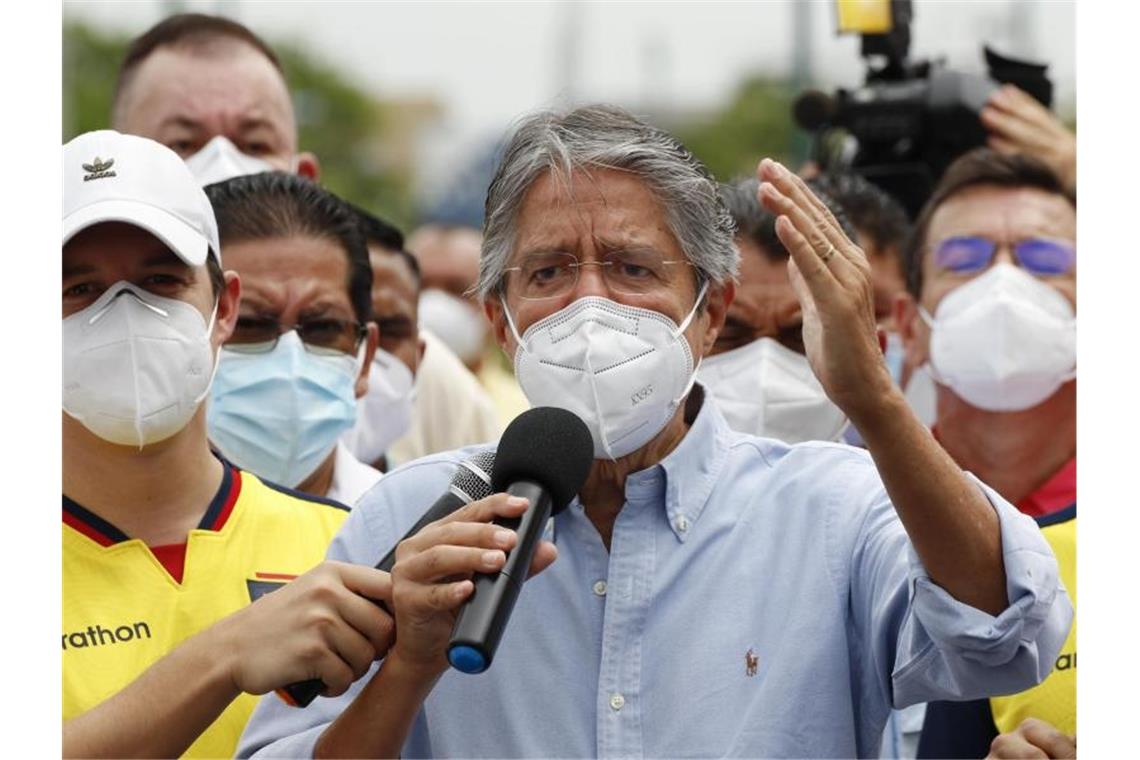 Konservativer Banker zum Präsidenten von Ecuador gewählt Guillermo Lasso spricht nach der Abgabe seines Stimmzettels zu seinen Anhängern. Foto: Angel Dejesus/AP/dpa