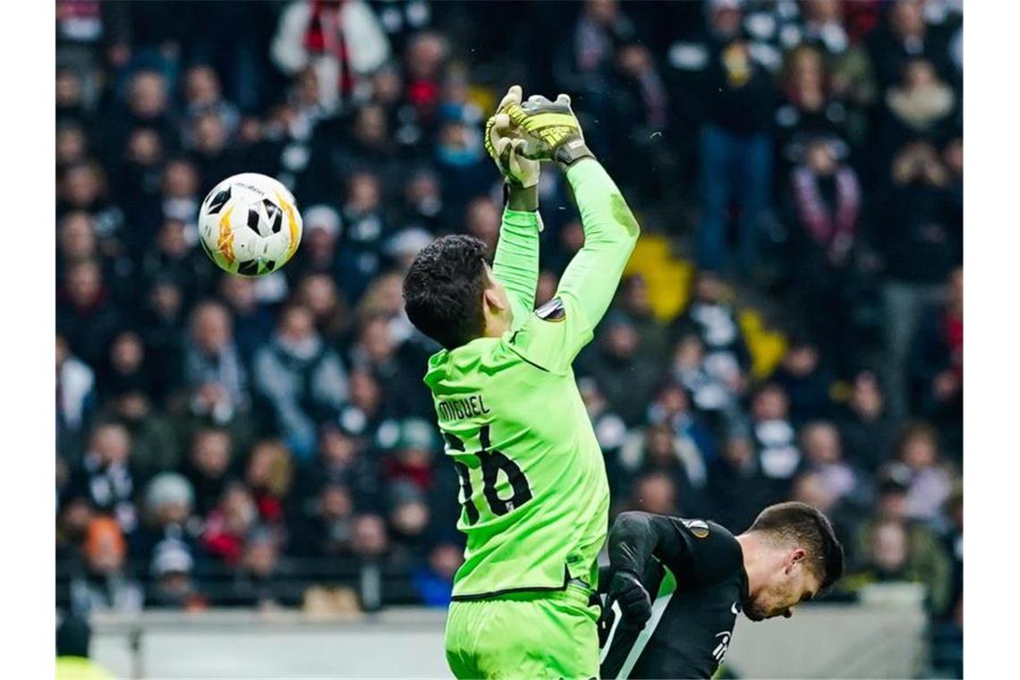 Trotz Heimpleite: Frankfurt zieht in K.o.-Runde ein Guimarães-Keeper Miguel Silva griff daneben - die Eintracht glich durch Danny da Costa aus. Foto: Uwe Anspach/dpa