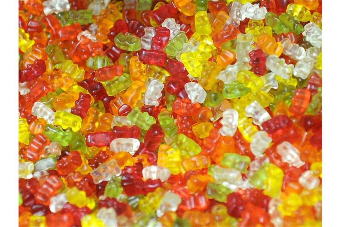 Gummibärchen liegen in der Haribo-Fabrik in Bonn bereit. Branchenriese Haribo hat rechtliche Schritte gegen ein spanisches Unternehmen eingeleitet. Foto: picture alliance / dpa