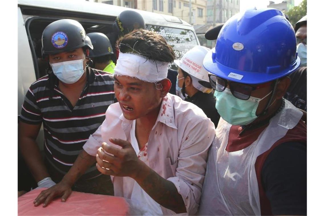 Gummigeschosse und scharfe Munition gegen friedliche Demonstranten: Berichten zufolge versucht die Militärjunta in Myanmar immer brutaler, die Proteste im Land niederzuschlagen. Foto: -/AP/dpa