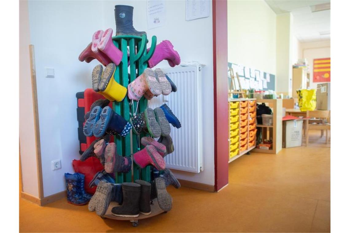Gummistiefel in einem Kindergarten. Foto: Julian Stratenschulte/dpa/Symbolbild