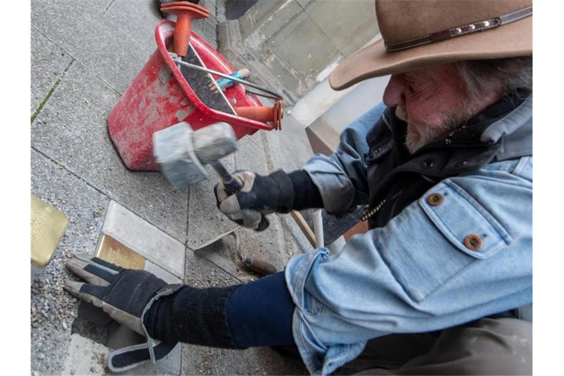 75 000. Stolperstein verlegt: Erinnerung an Memminger Juden Gunter Demnig, Initiator des Projekts, verlegt Stolpersteine. Foto: Stefan Puchner/dpa