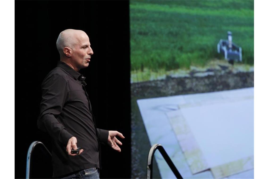 „Prime Air“: Amazon startet Lieferdrohnen in wenigen Monaten Gur Kimchi, Vizepräsident von Amazon „Prime Air“, spricht während der Amazon re:MARS Convention in Las Vegas über den Drohnenlieferdienst. Foto: John Locher/AP