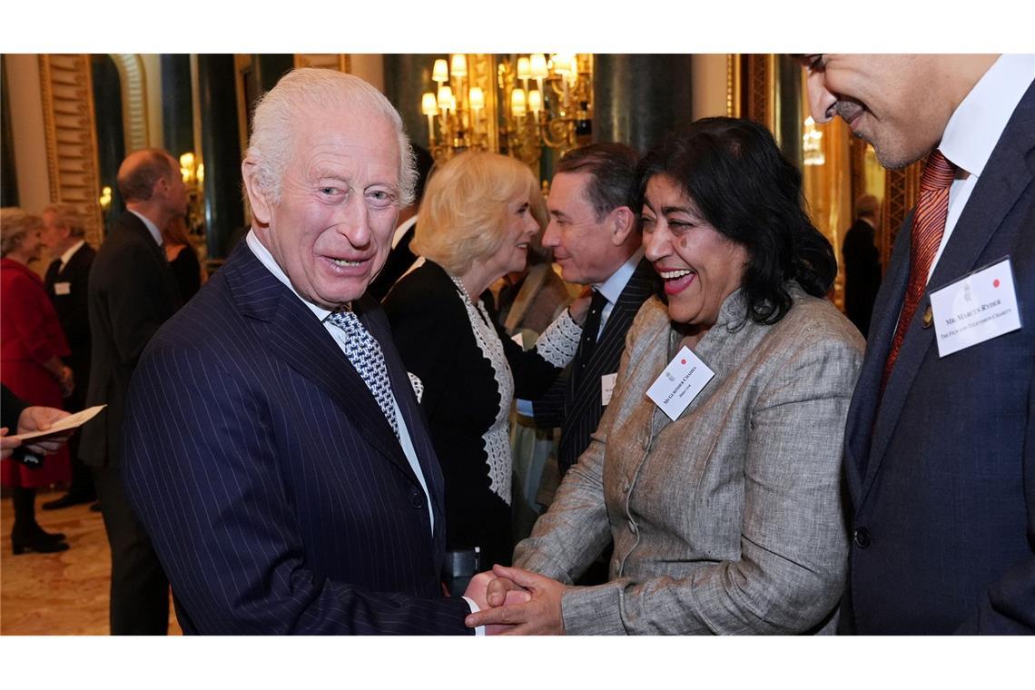 "Kick it like Beckham" soll Fortsetzung bekommen Gurinder Chadha mit König Charles III. im November 2024 bei einem Empfang.