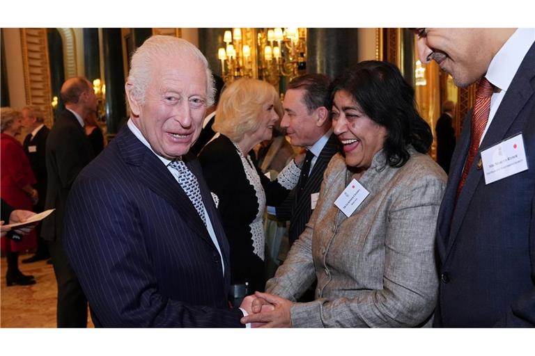 Gurinder Chadha mit König Charles III. im November 2024 bei einem Empfang.