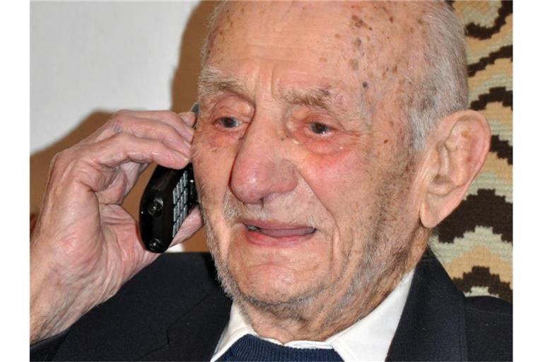 Gustav Gerneth an seinem 110. Geburtstag. Foto: Andrea Schröder/dpa-Zentralbild/dpa