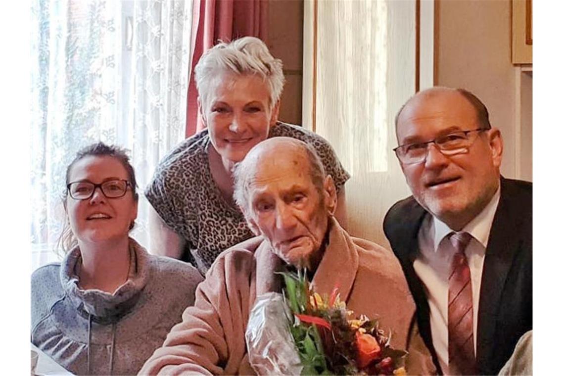 Gustav Gerneth (M) feiert mit Familienangehörigen und Havelbergs Bürgermeister Bernd Poloski seinen 114. Geburtstag. Foto: ---/Stadt Havbelberg/dpa