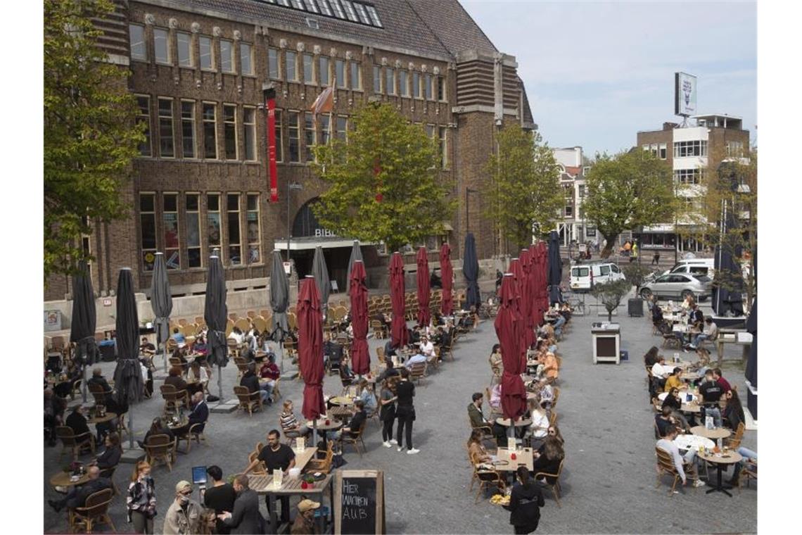 Gut besucht ist der Außenbereich einer Gaststätte in Utrecht. Foto: Peter Dejong/AP/dpa
