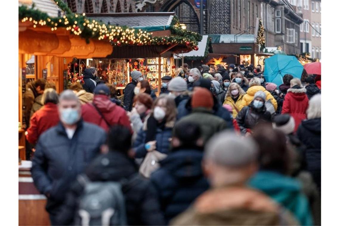 Gut besucht ist die Lübecker Innenstadt. Die deutschen Einzelhändler sind dennoch nicht zufrieden mit dem Weihnachtsgeschäft. Foto: Markus Scholz/dpa