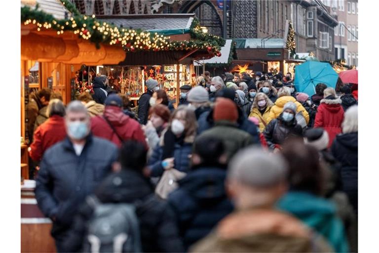 Gut besucht ist die Lübecker Innenstadt. Die deutschen Einzelhändler sind dennoch nicht zufrieden mit dem Weihnachtsgeschäft. Foto: Markus Scholz/dpa