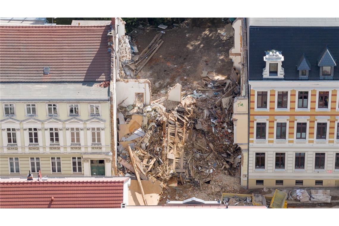Gut drei Wochen nach dem Hauseinsturz in Görlitz dauern die Ermittlungen an. (Archivbild)